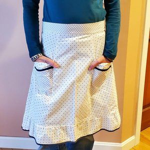 Apron 100% cotton, white with pockets Waist-down.